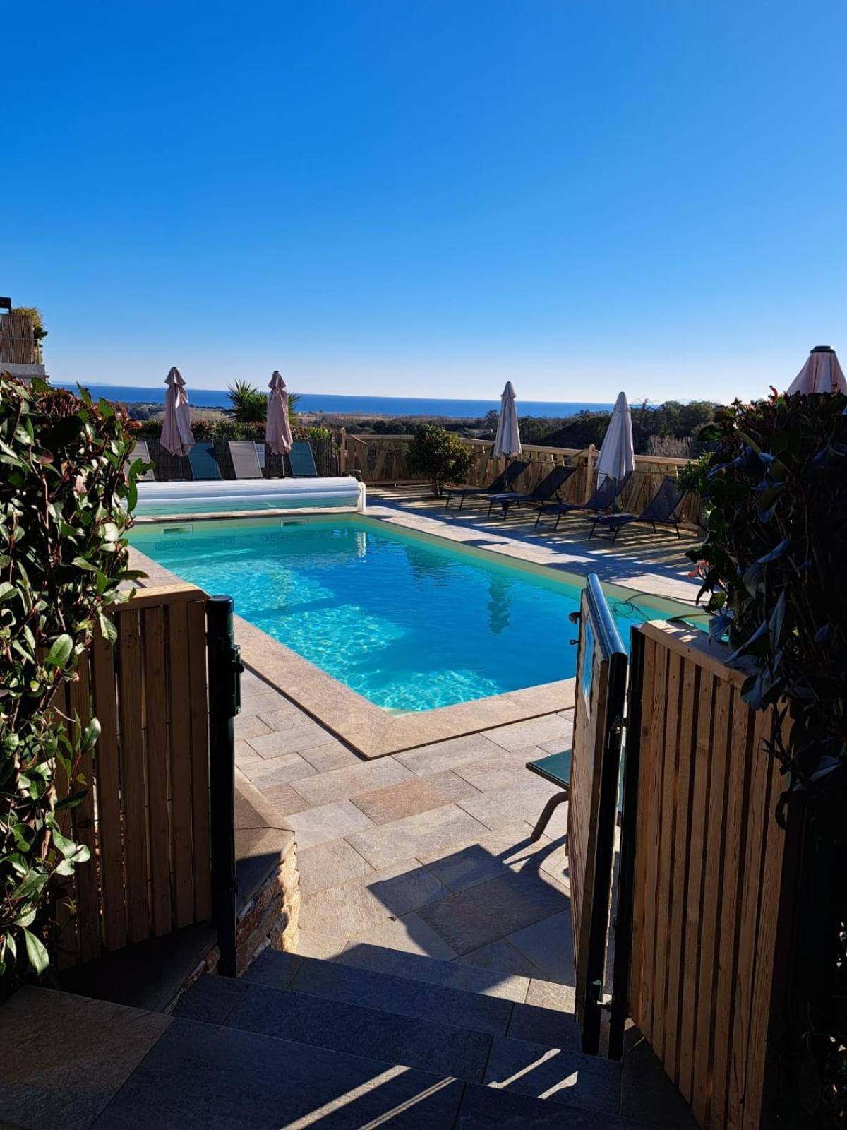 Cote Et Mer - Appartement Haut Standing Dans Villa Avec Piscine Et Vue Mer Taglio-Isolaccio Exterior photo